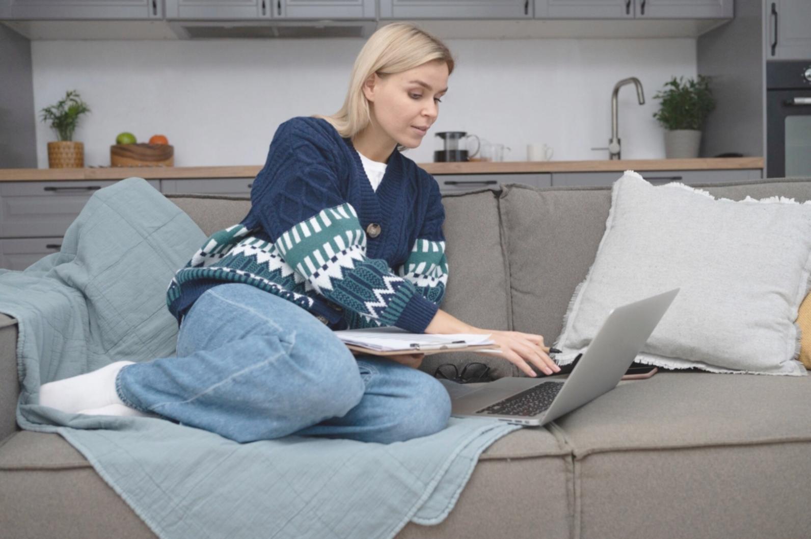 Moderne Arbeitsplätze mit Finanzplanungsmaterialien und digitalen Tools für Budgetierung